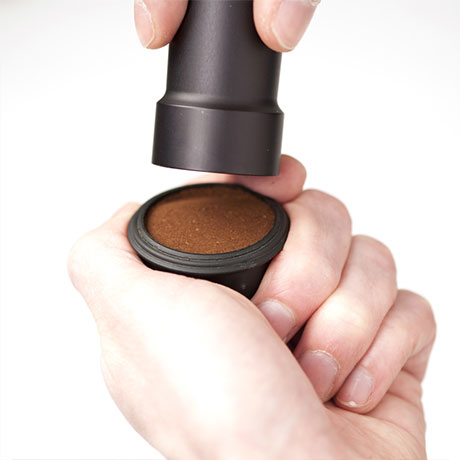 Ground coffee: a technique to tamp properl