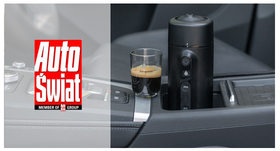 Un café préparé en voiture sur l'allume-cigare 